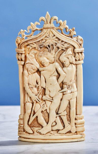 Null 象牙雕刻的和平之吻，代表圣塞巴斯蒂安的殉难，背景为格子纹。
佛兰德斯，15世纪 高度：14.3厘米 - 宽度：7.5厘米 - 重量：114克（手柄缺失&hellip;