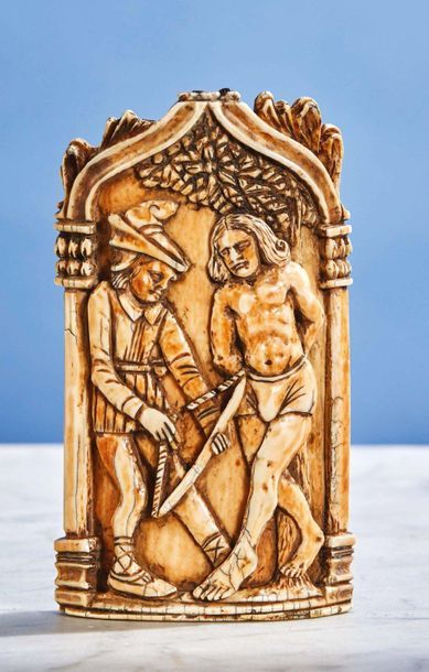 Null 象牙的和平之吻雕刻着圣塞巴斯蒂安的殉难。
佛兰德斯，15世纪 高度：12.4厘米
宽度：7厘米 - 重量：106克（顶部顶饰缺失，弓弦处缺失手柄）。