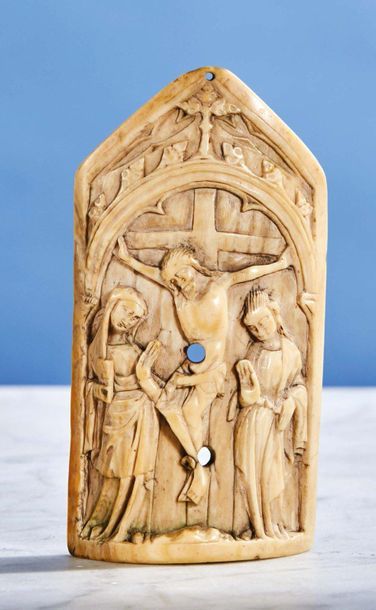 Null Baiser de Paix en forme de gable en ivoire sculpté représentant la Crucifix&hellip;
