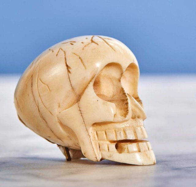Null 由三个头骨组成的拍品：
- 带静脉网的象牙雕刻头骨。
19世纪 高度：3厘米 - 深度：4.3厘米 - 重量：28克
- 象牙雕刻头骨。
18/19世&hellip;