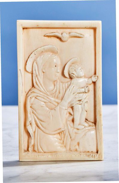 Null Plaque en ivoire sculpté représentant la Vierge à l'Enfant en buste et de p&hellip;