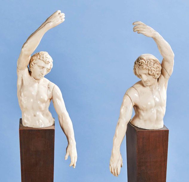 Null 一对裸体象牙半身雕像，裸体男子举起一只手臂。
德国或意大利，17世纪 高度：22厘米和20.5厘米 -毛重：712克和680克
底座
总高度：39.5&hellip;