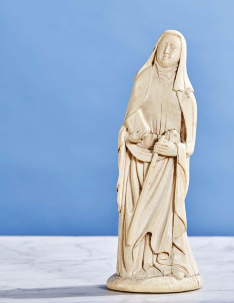 Null Sainte Religieuse en ivoire sculpté en rondebosse.
Debout, elle tient un li&hellip;