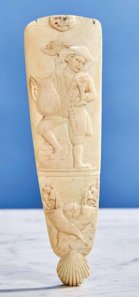 Null Râpe à tabac en ivoire sculpté en basrelief à décor d'un homme tenant un ve&hellip;