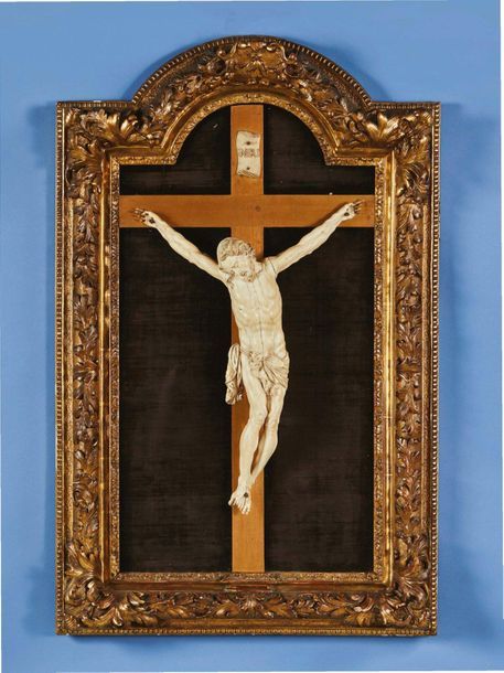 Null Grand tableau crucifix avec Christ en ivoire. Tête aux yeux clos inclinée s&hellip;