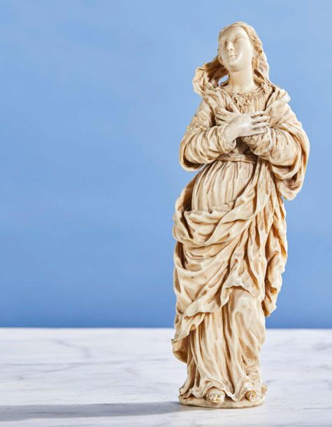Null 象牙雕刻的圣母髑髅圆雕。圣母双手交叉在胸前，双眼抬起，头微微向左转；她头戴面纱，身穿镶有珠宝的束腰裙，领口有一面向后的外套。
南德，17世纪 高度：1&hellip;