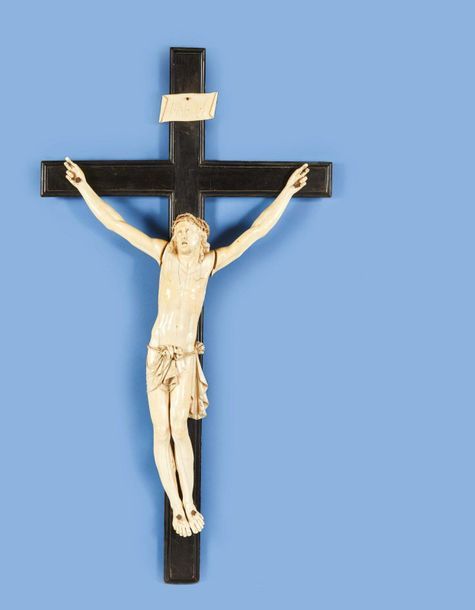 Null 
Grand crucifix avec Christ vivant en ivoire sculpté et croix en bois noirc&hellip;