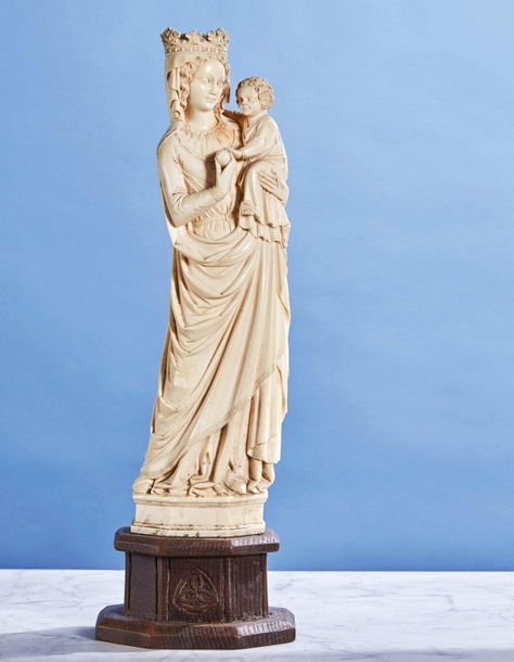 Null Vierge à l'Enfant en ivoire sculpté en ronde-bosse.
Sur un socle à pans en &hellip;