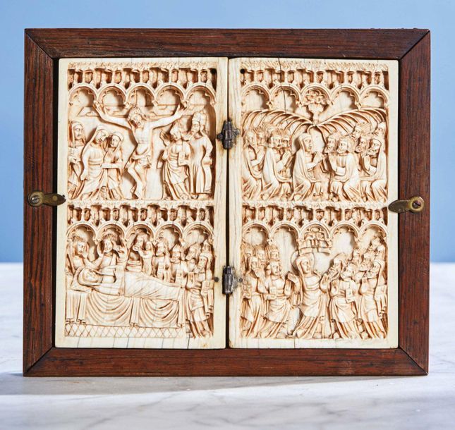 Null Diptyque en ivoire sculpté sur deux registres. Volet gauche : la Crucifixio&hellip;