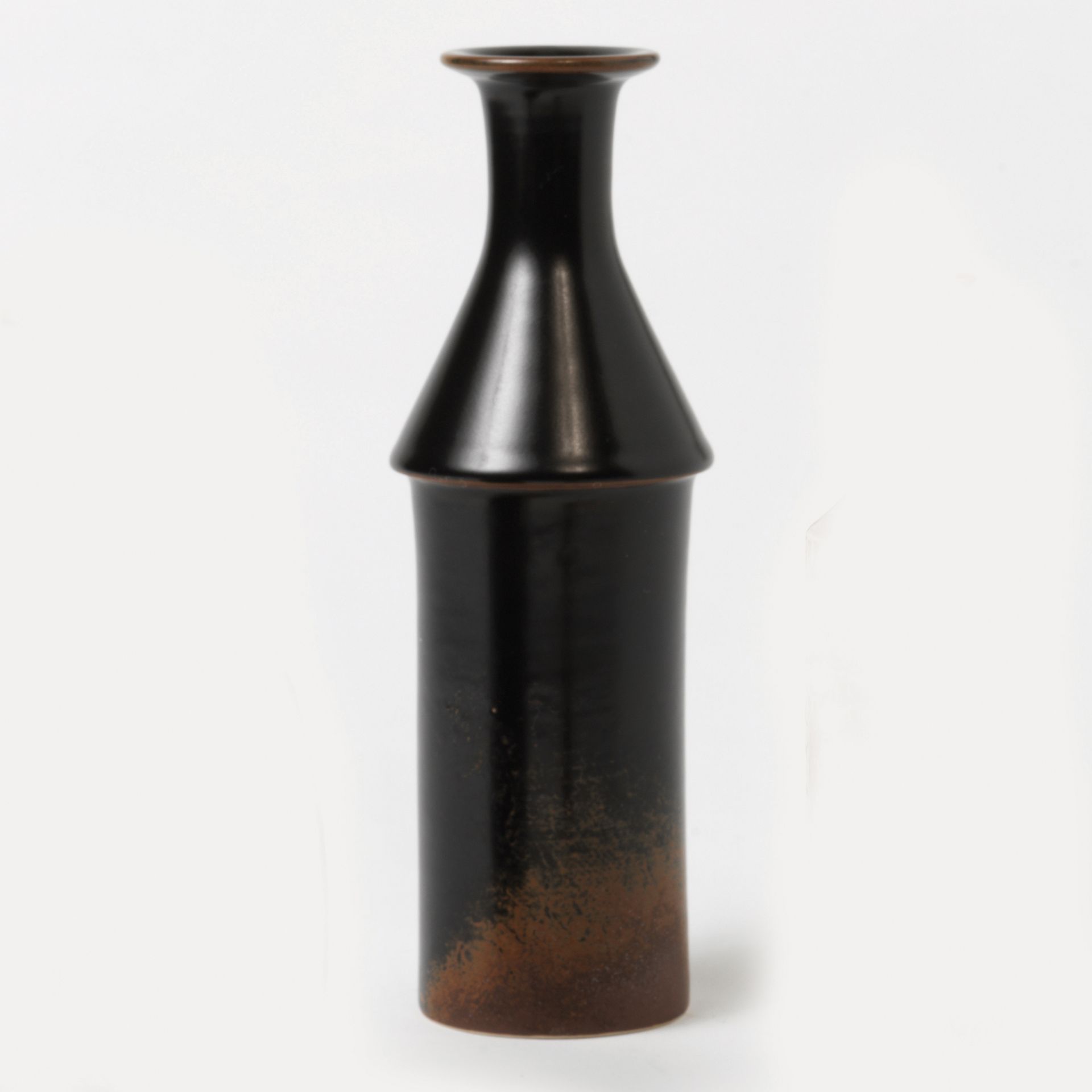 STIG LINDBERG (1916-1982) Vase à col plat
Émail satiné noir, argent et brun
Manu&hellip;