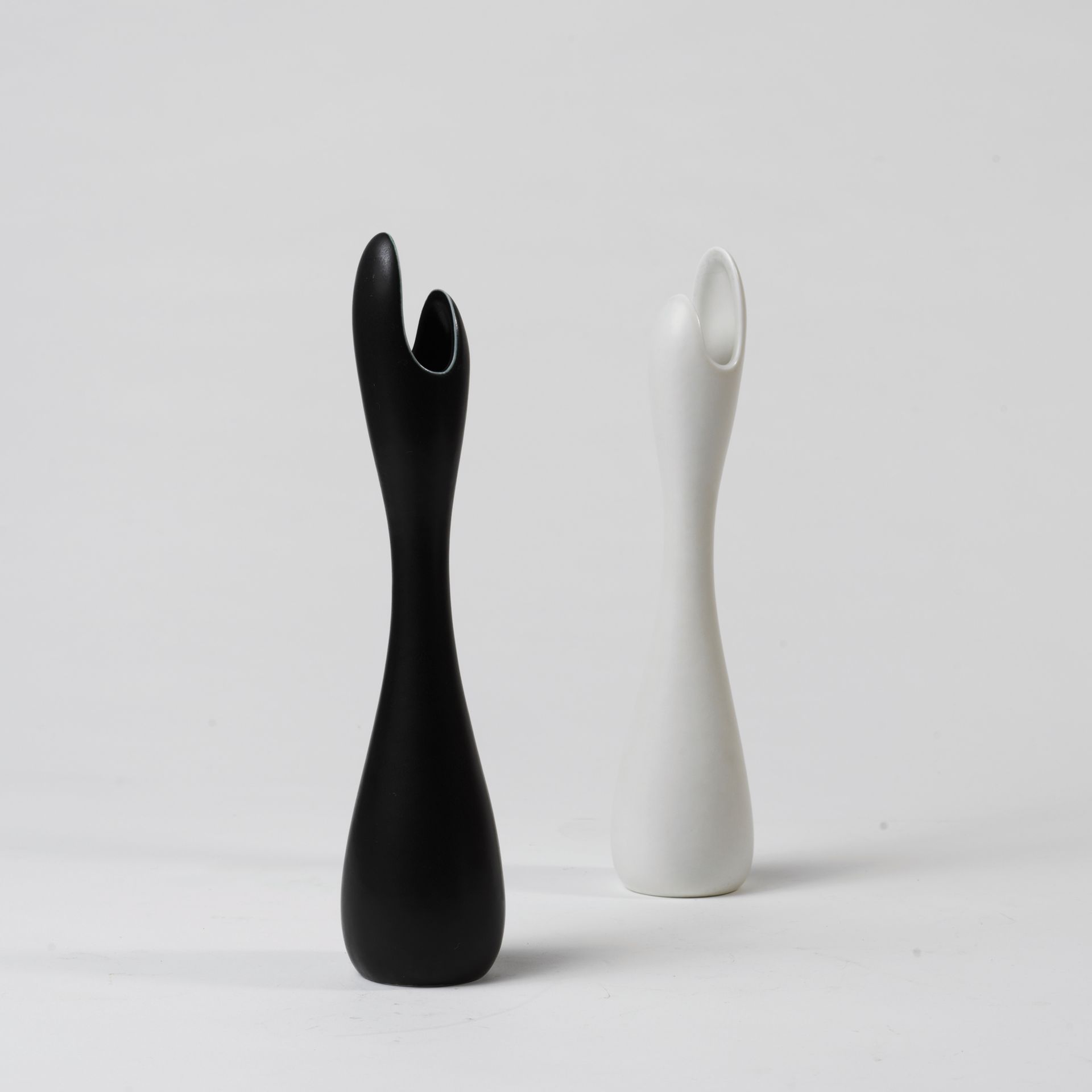 GUNNAR NYLUND (1904-1997) «Caolina»
Paire de vases
Émail noir et blanc
Manufactu&hellip;