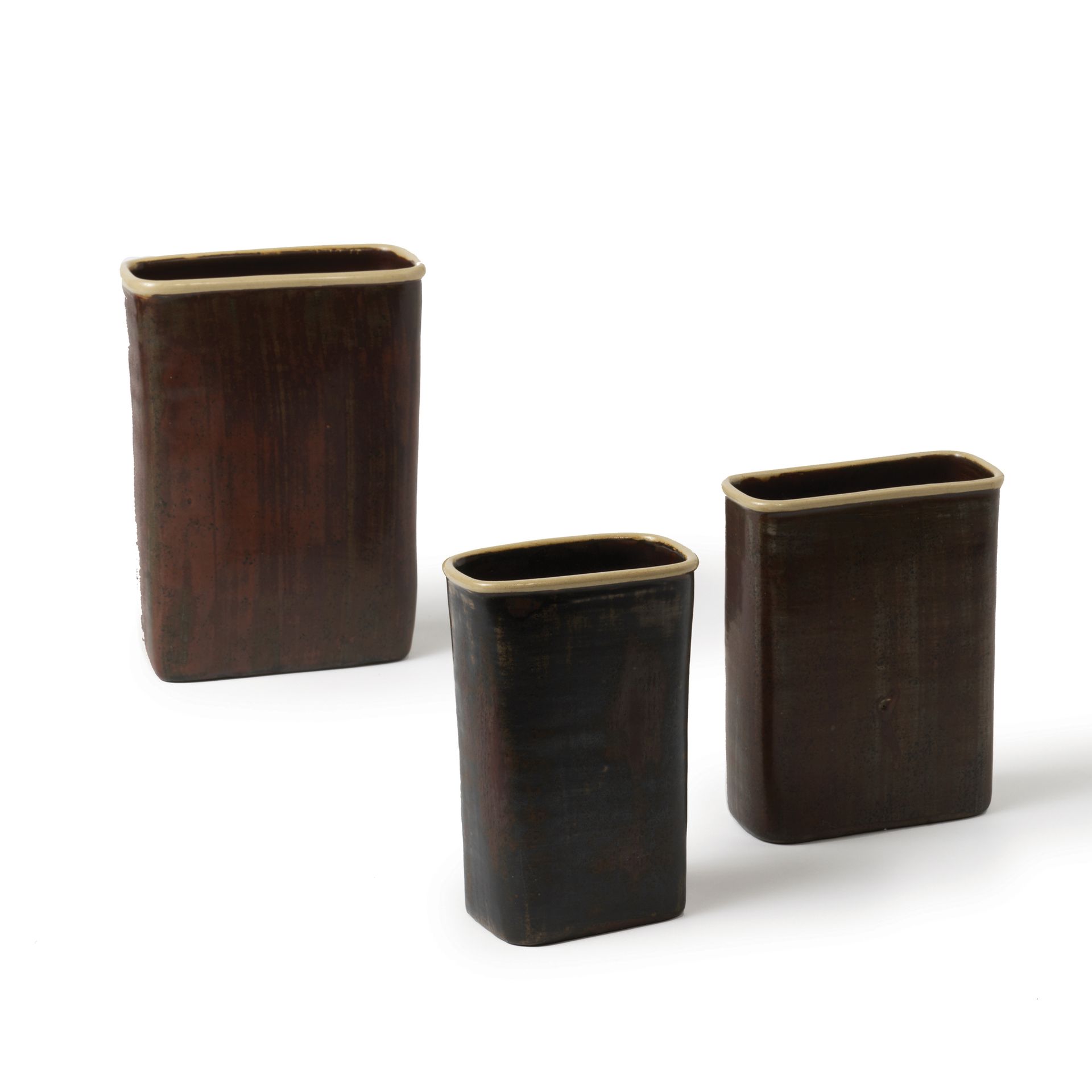 STIG LINDBERG (1916-1982) Lot de 3 vases, vers 1955
Émail brun
Manufacture de Gu&hellip;