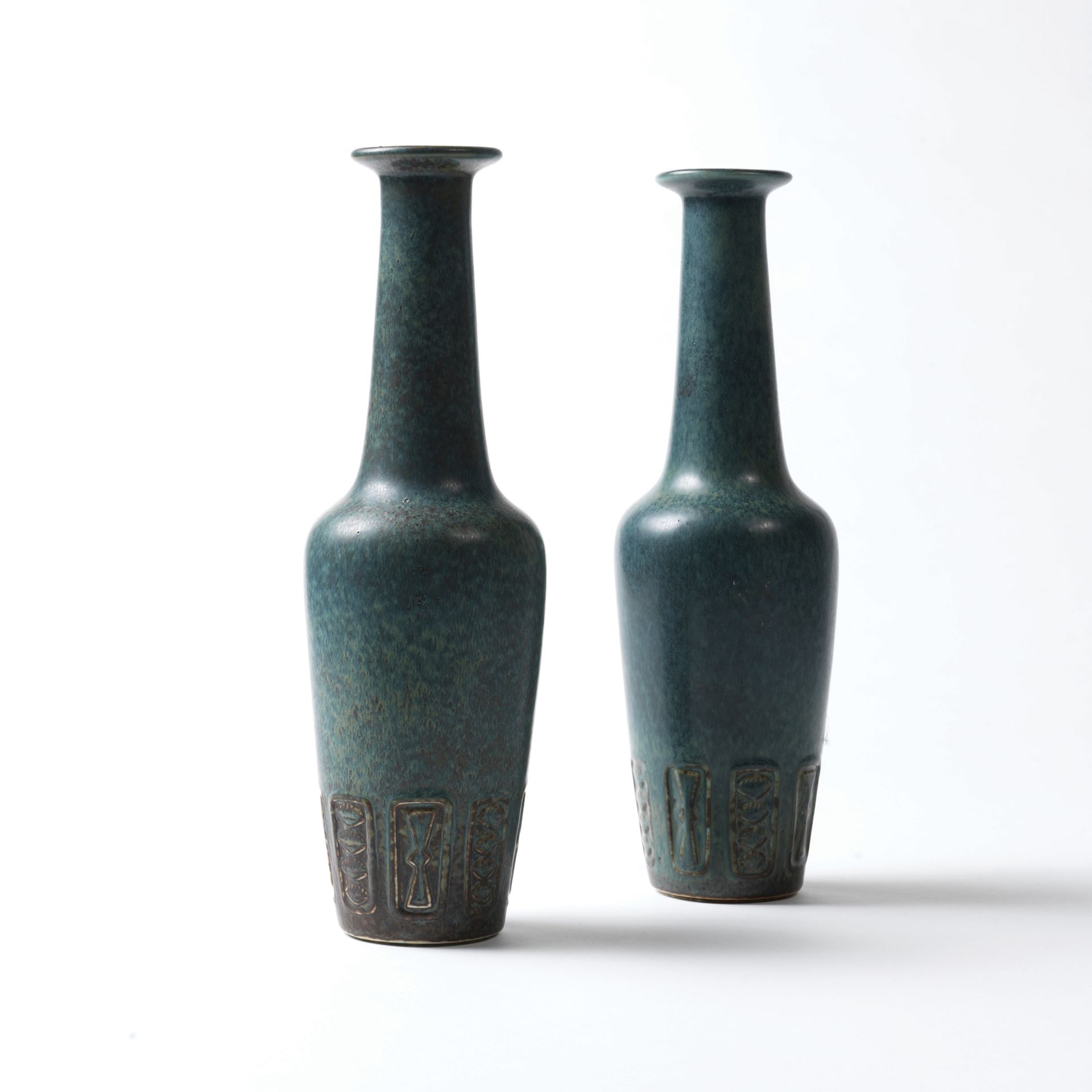 GUNNAR NYLUND (1904-1997) Paire de vases, vers 1950
Émail jaspé bleu/brun
Manufa&hellip;