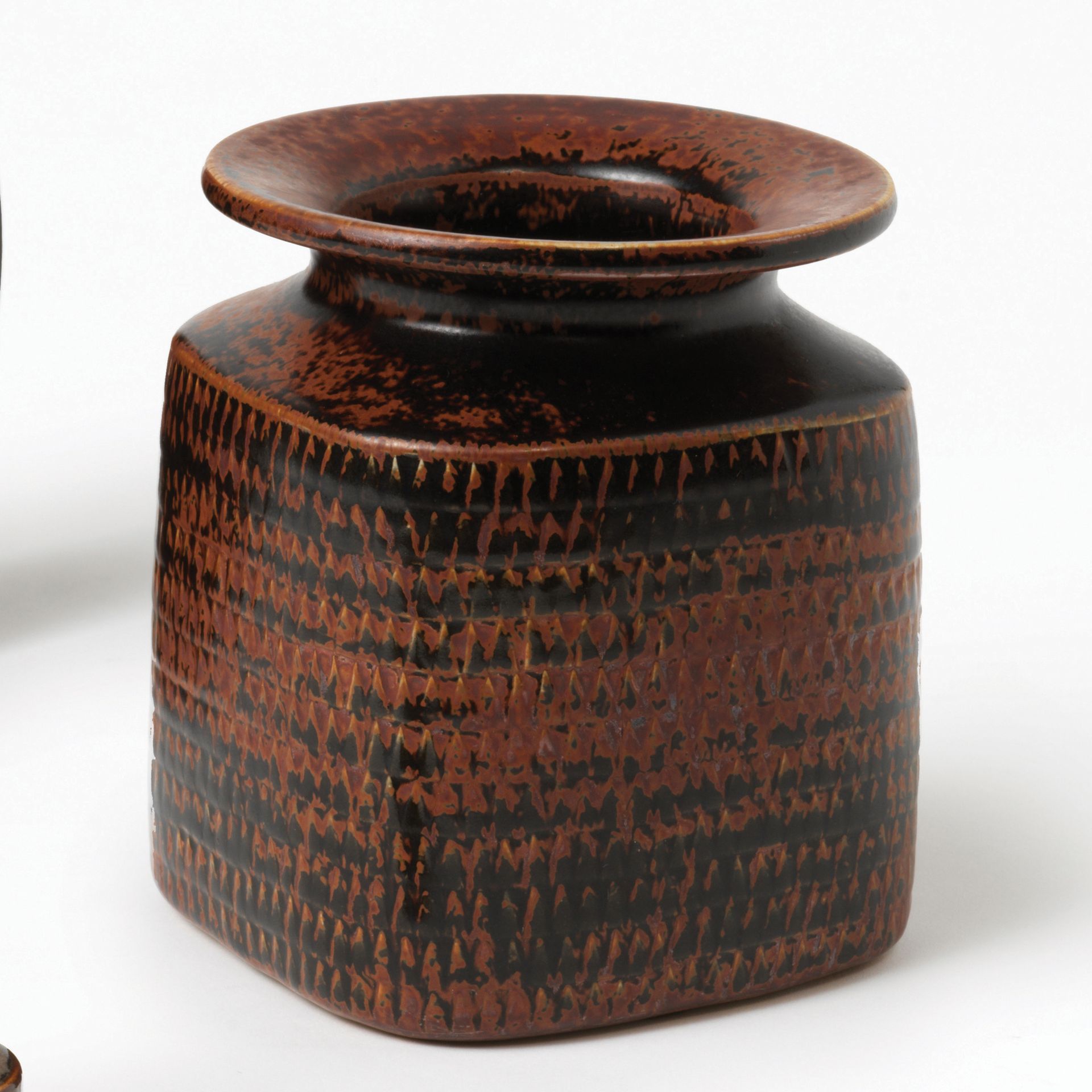STIG LINDBERG (1916-1982) Vase à motif scarifié, vers 1950
Émail brun et noir
Ma&hellip;