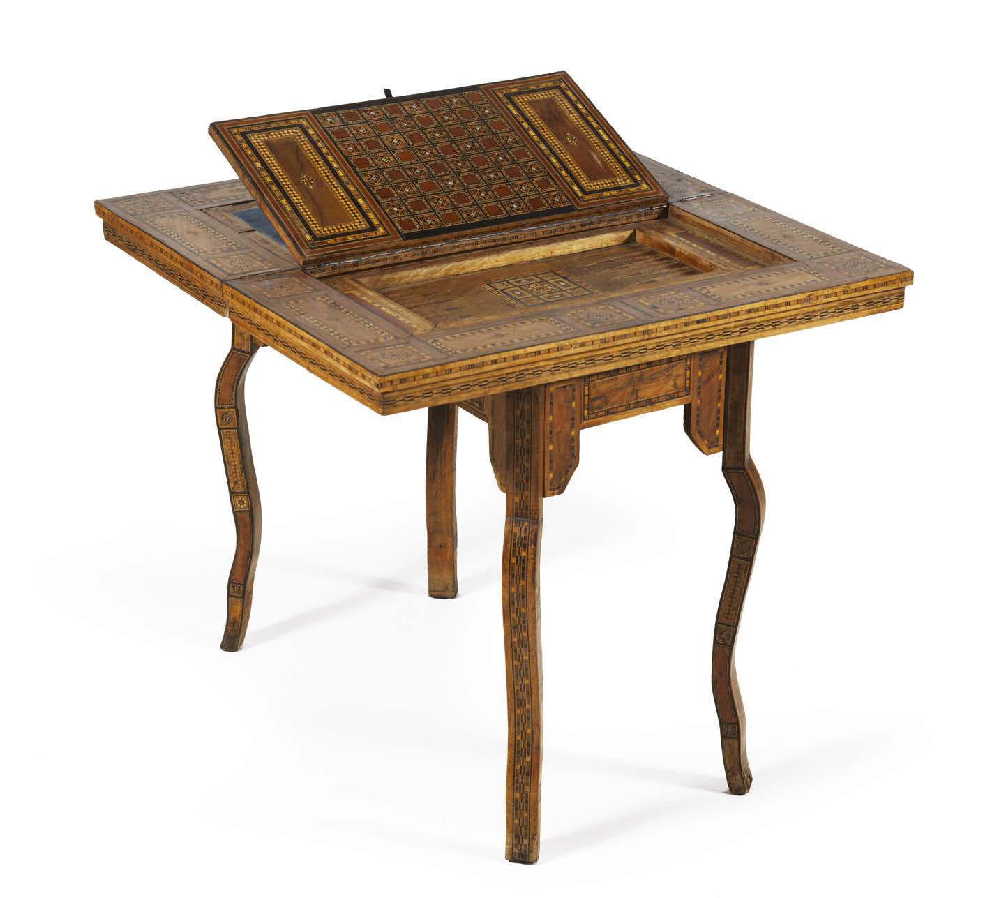 Null 带系统的小桌子。各种木材的镶嵌，染色的木材，珍珠母，骨。
Levant，20世纪初。
关闭：高_82厘米，宽_85厘米，深_43厘米。