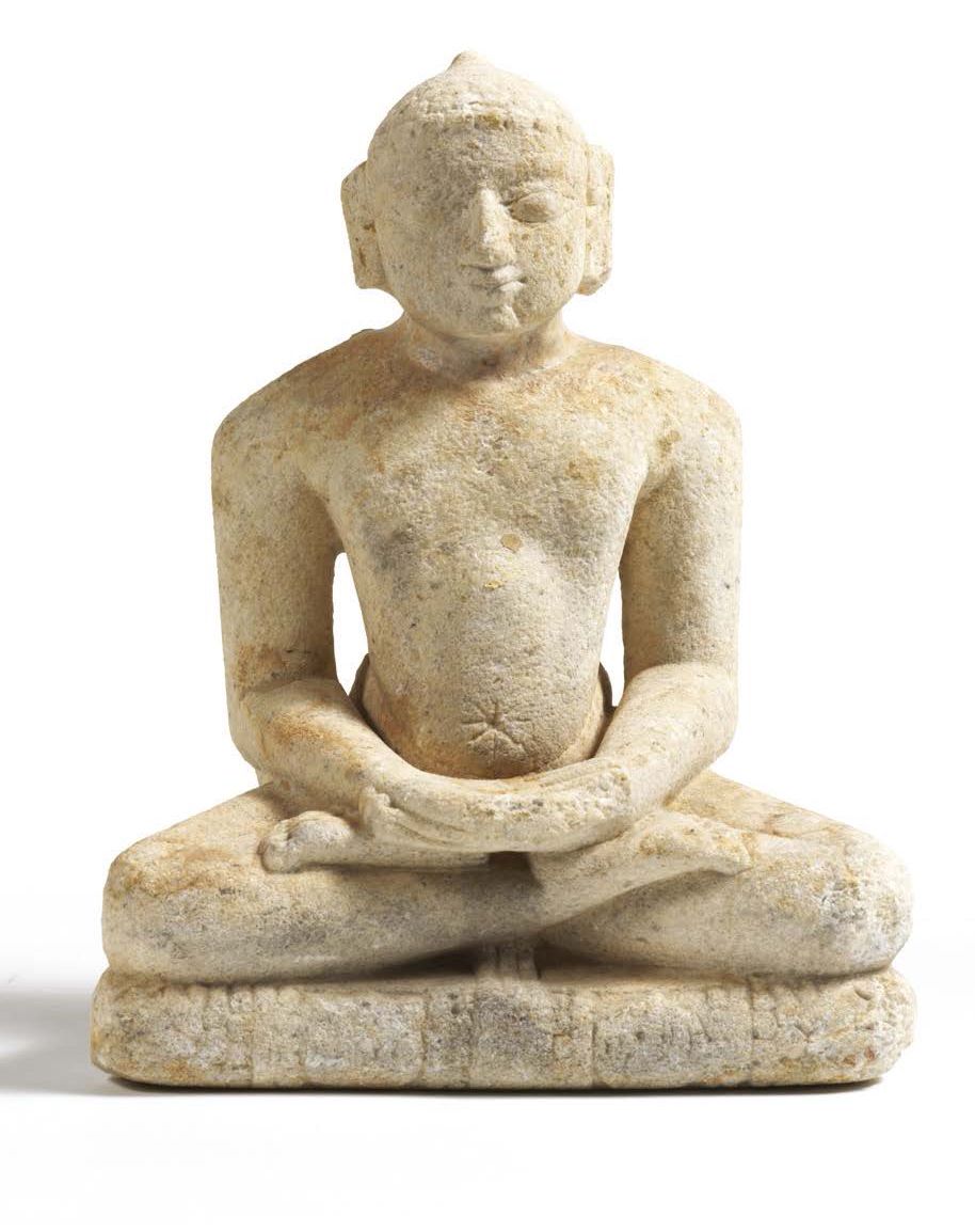 Null 石灰岩的贾恩雕像，坐于padmasana中，双手作祈祷的姿态。
印度 - 约1900年。高_25厘米