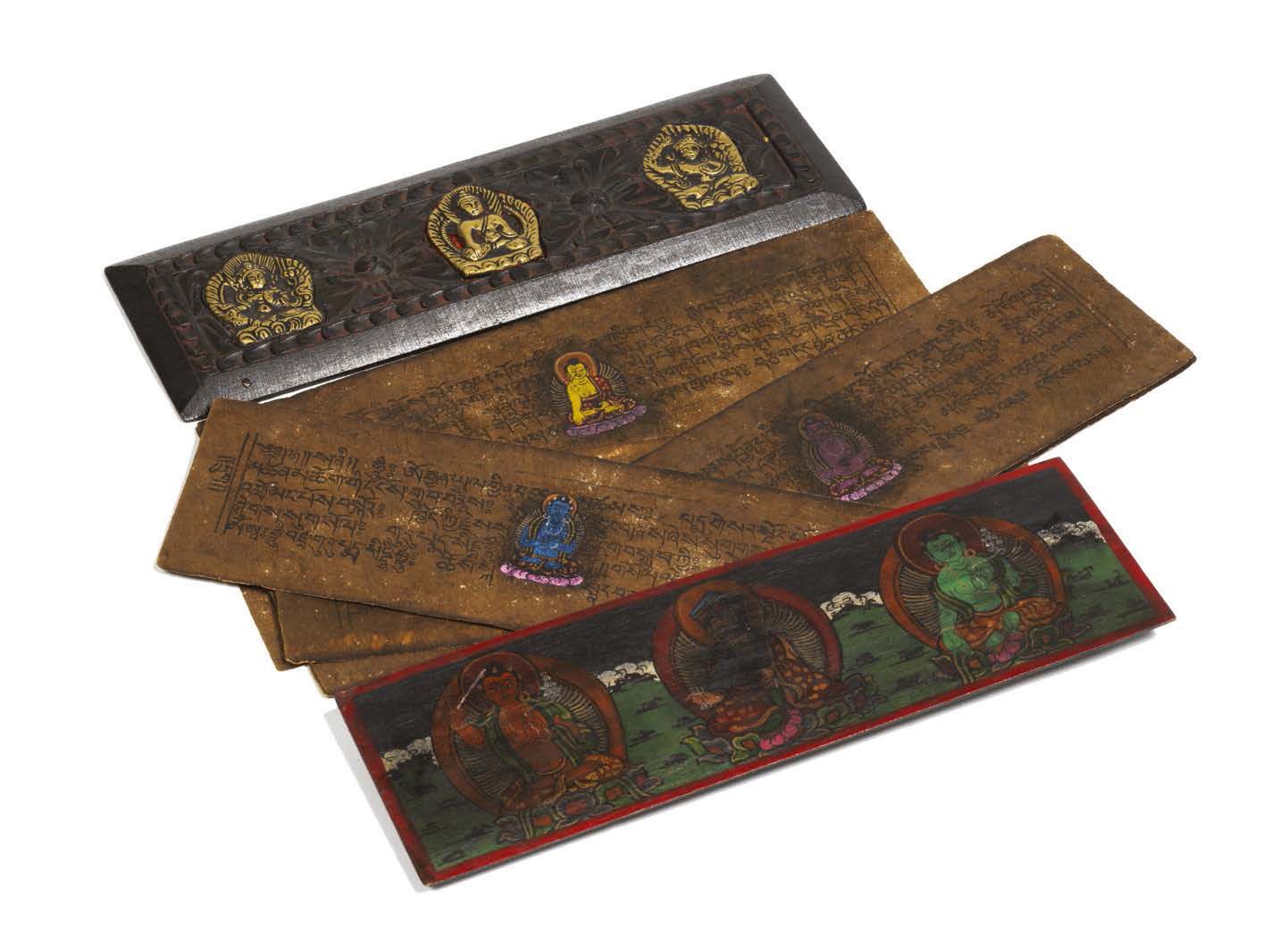 Null 西藏的手稿。纸上多色颜料，两块木质装订板上有铜质装饰。手稿由10页藏文文本组成，部分内容为多色的佛像和护法神像插图。
西藏，20世纪。
高_8,8厘米&hellip;