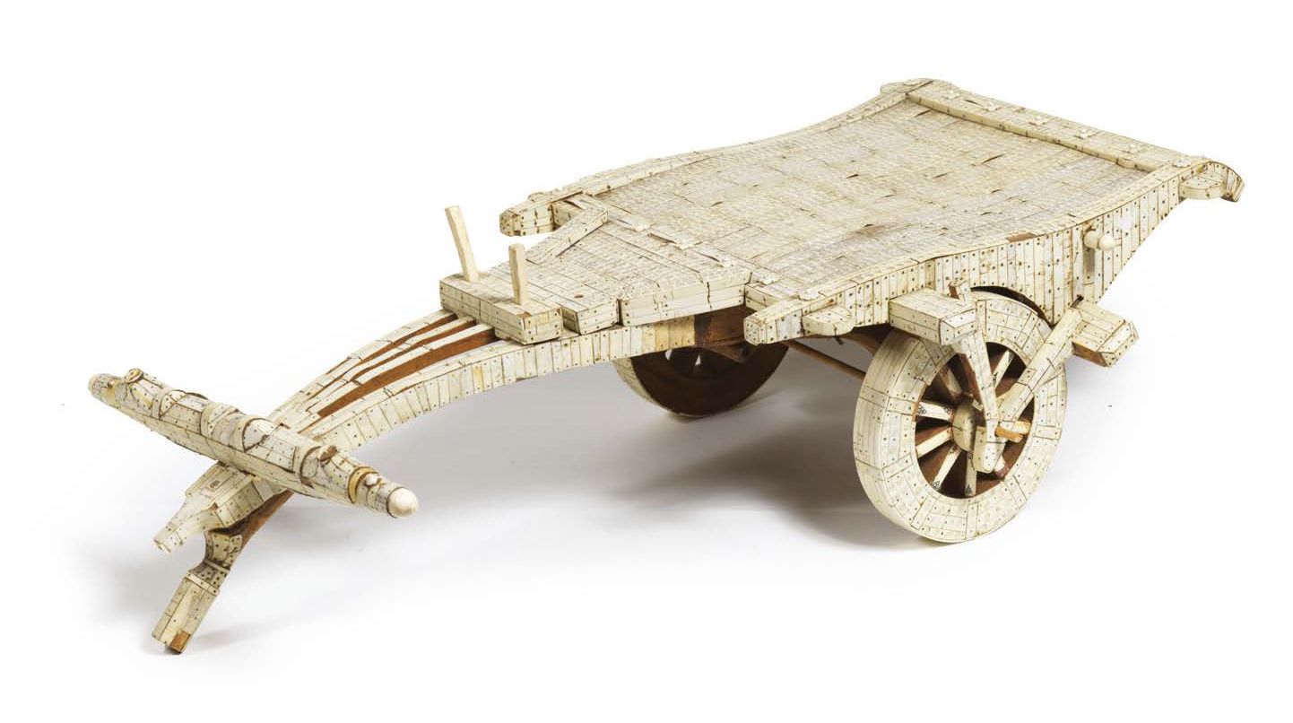 Null 布法罗汽车模型。
木头上覆盖着象牙和骨板。这个有趣的模型用骨板装饰，具有印度常见的水牛车的特有形状。
印度，20世纪初。
H_20 cm W_74 c&hellip;
