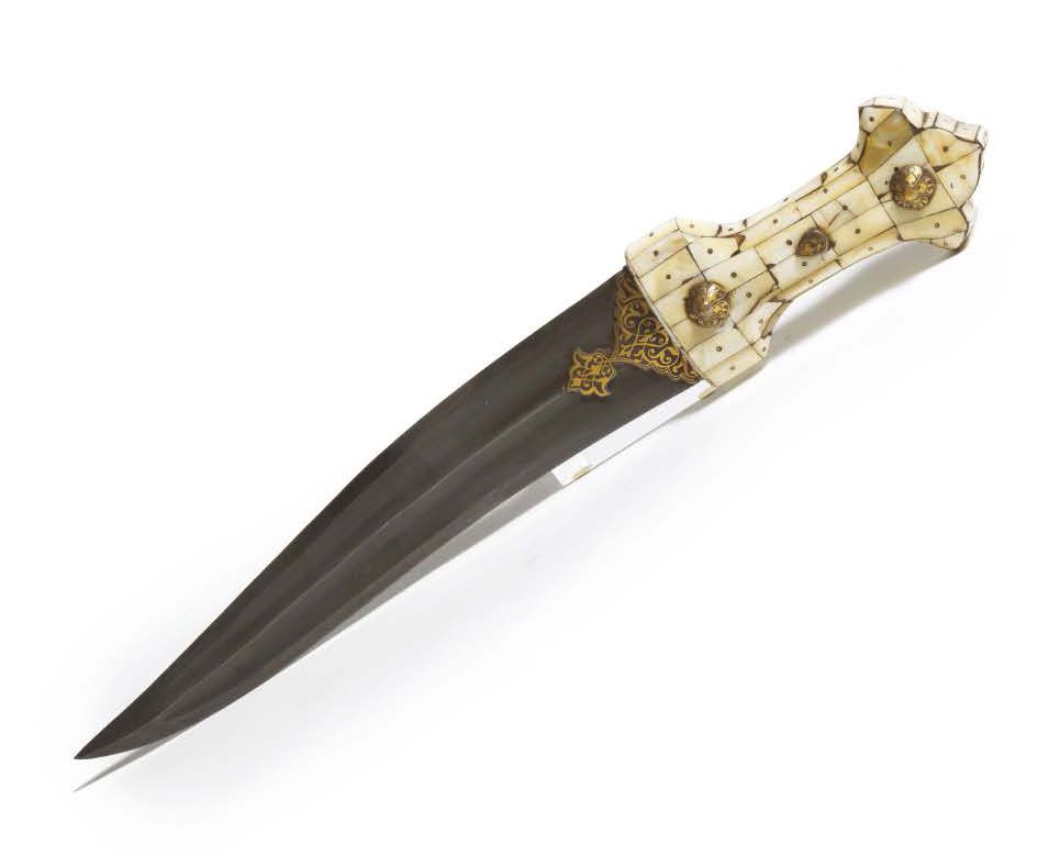 Null KHANJAR.钢制刀片上有金色大马士革装饰的植物图案。手柄上装饰着珍珠母板，上面镶嵌着十七世纪产品的味道。
印度，二十世纪。
L_42 cm