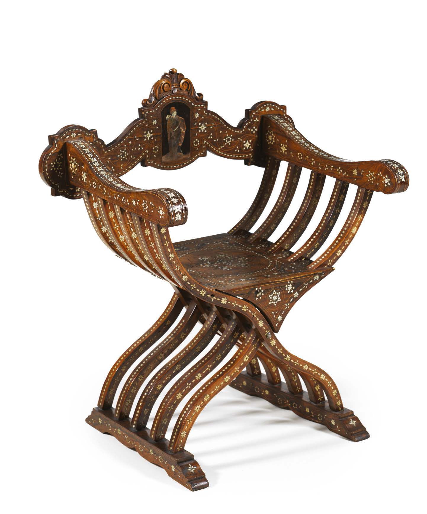 Null 意大利扶手椅。木头上镶嵌着象牙、骨和乌木。弯曲的形状，东方风格的装饰，它的靠背中央有一个黑底的站立人物的装饰，拿着一把剑。
意大利，19世纪。
H_9&hellip;