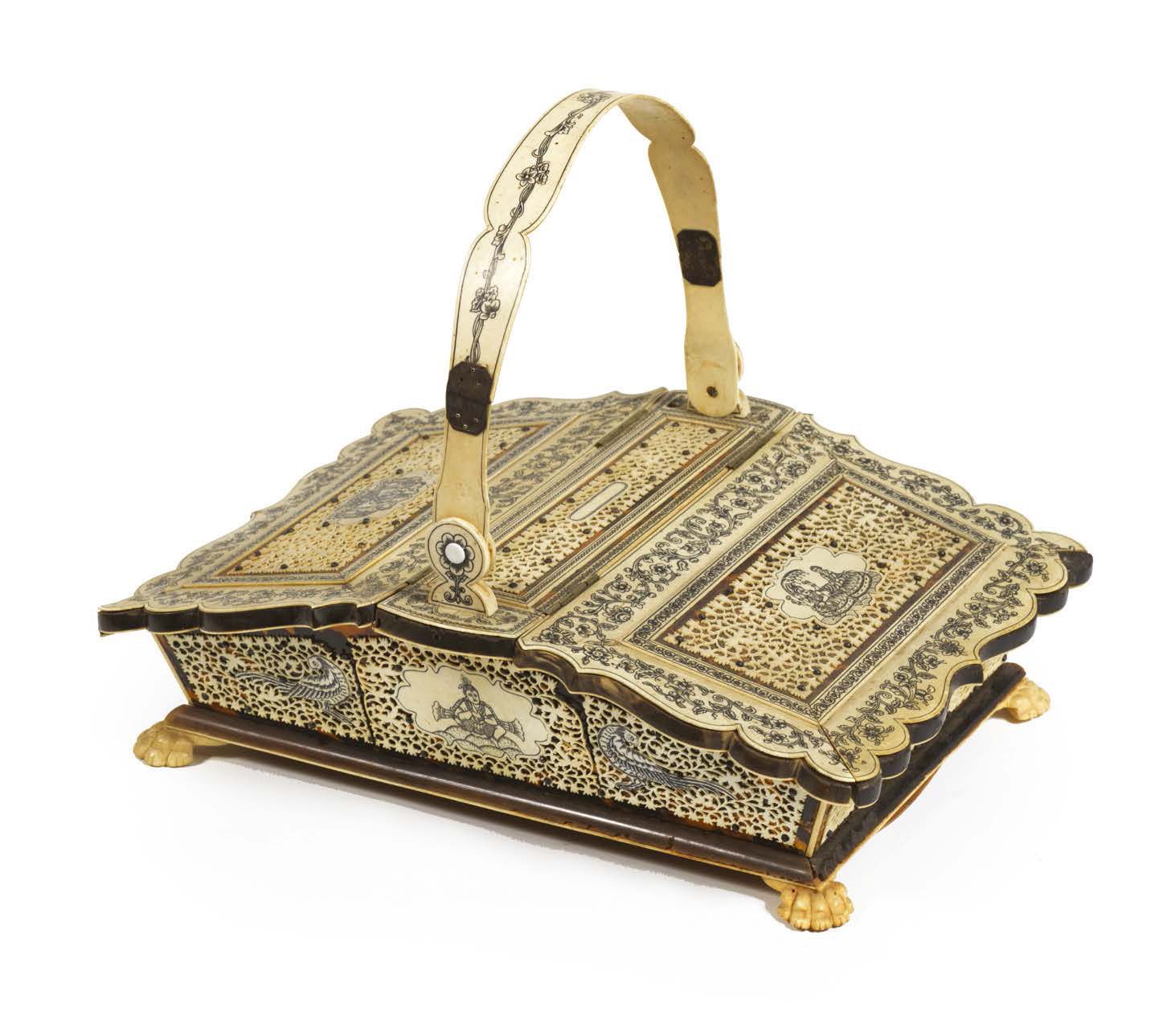 Null Vizagapatam箱。木头，玳瑁，象牙，多色，银钉。这个篮子形状的盒子有镂空的面板，中间有印度神灵的代表，如
Gajalakshmi，Naga上的&hellip;