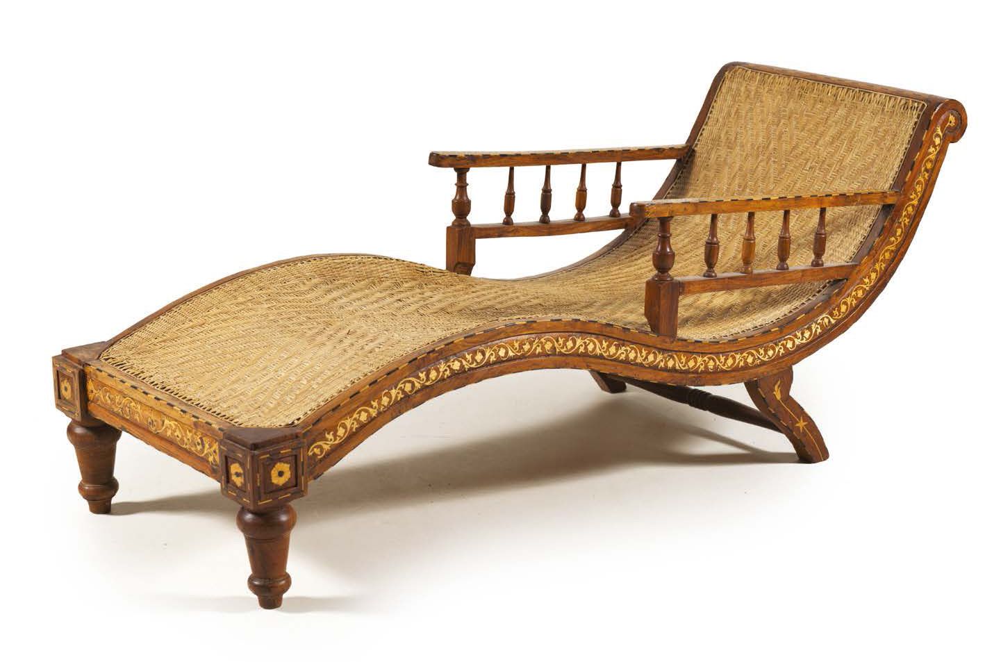 Null 殖民主义风格的休闲椅。木嵌骨。
印度，20世纪。
长_173厘米，深_65厘米