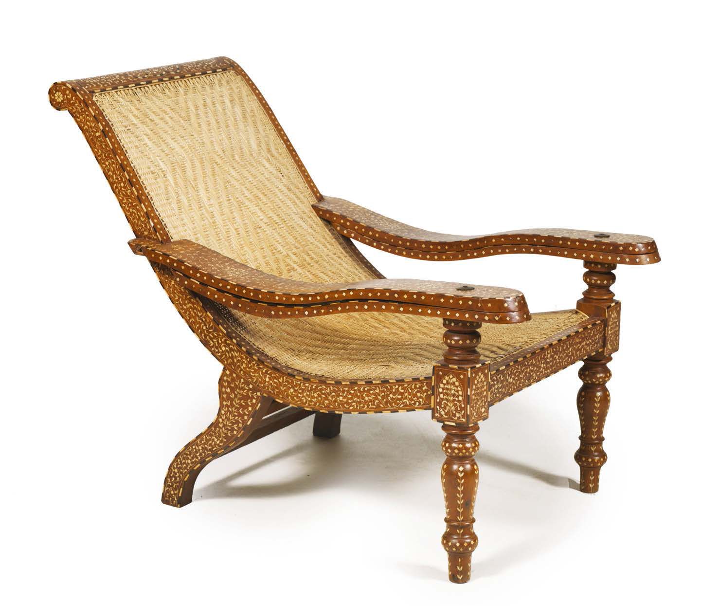 Null 殖民主义风格的扶手椅。镶嵌着骨头的木材。
印度，二十世纪。
总高：94厘米，高座：43厘米，宽_71.5厘米。