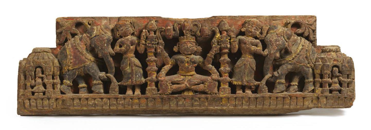 Null 印度多色板代表拉克什米女神。木头上的多色漆。拉克什米女神，以她的形式Gajalakshmi，在两头大象的簇拥下，被描绘成坐在面板中央的架构中。大象们正&hellip;