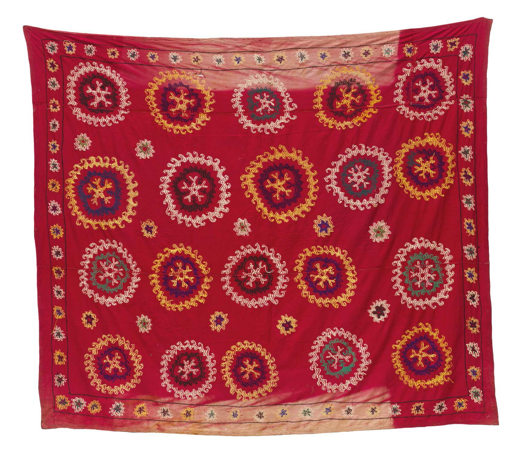 Null 两件用多色丝线绣的 "SUZANI "帐篷，一件在米色背景上，另一件在红色背景上，装饰有大的花饰，周围有叶子和螺旋状的图案。
花卉卷轴和花朵的边界。G&hellip;