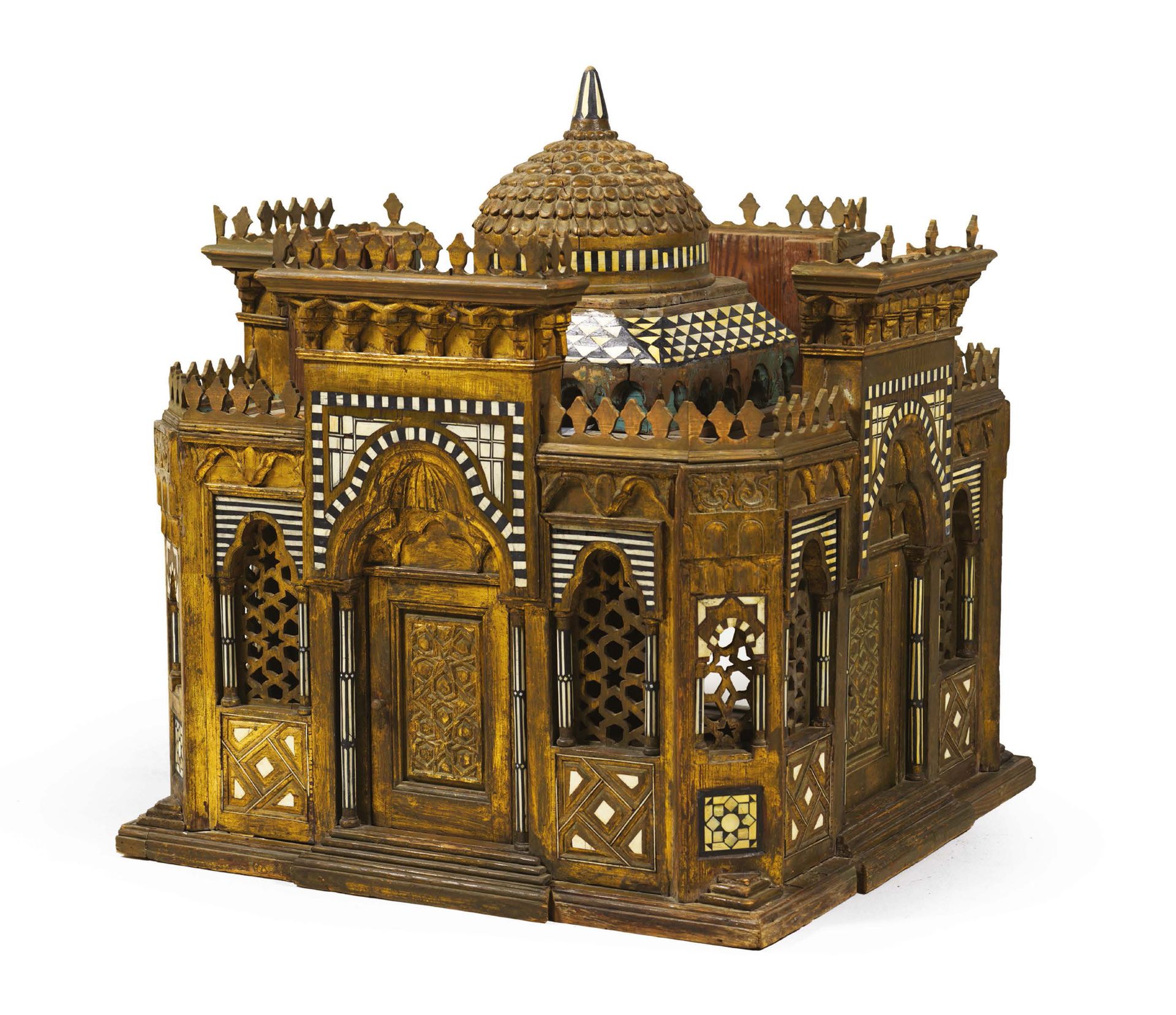 Null 壮观的埃及建筑模型。镶有骨、珍珠母和染色木的镀金木。这个重要的建筑模型代表了一个精心设计的纪念碑，让人想起奥斯曼帝国的亭子，如托普卡比宫的巴格达亭子。&hellip;