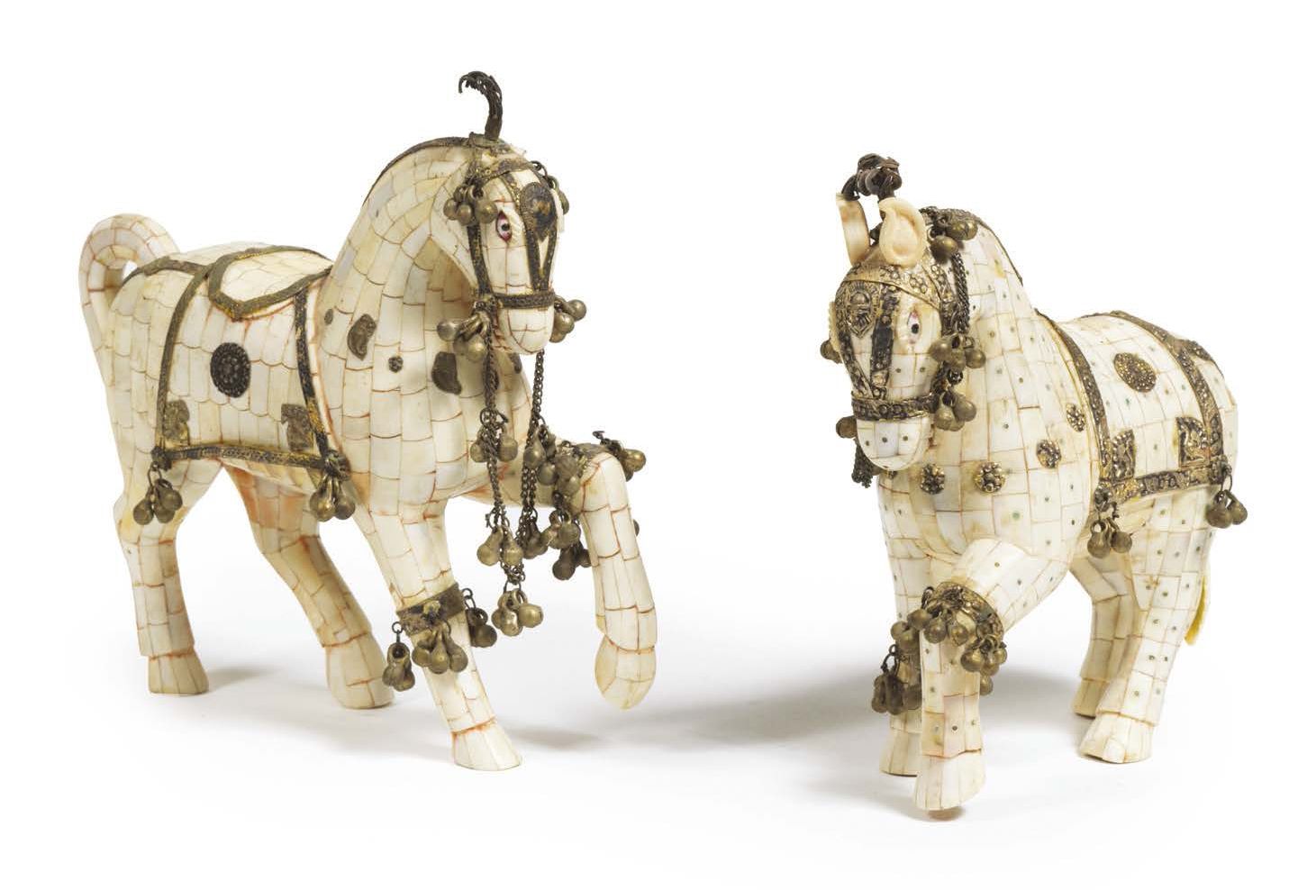 Null 两匹装饰马。木头上覆盖着象牙和骨板，镀银的金属支架。
印度，20世纪初。
高_16厘米和15厘米