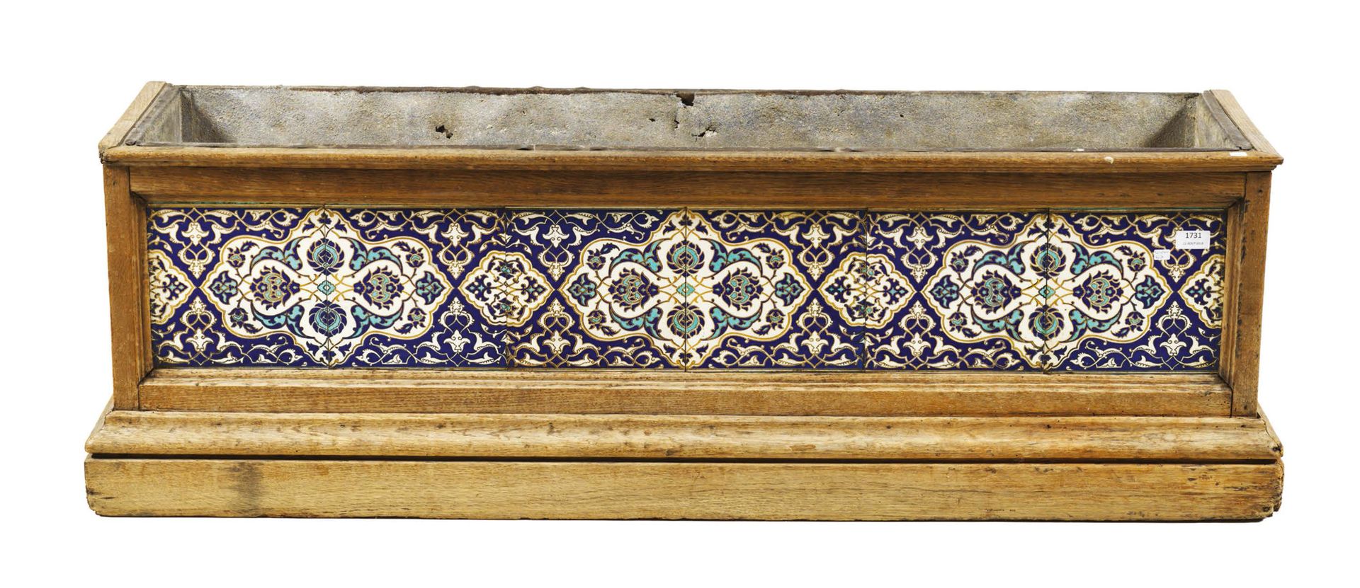 Null JARDINER.木头，锡器和一块瓷砖。
一个花盆，上面有一块英国瓷砖，是根据16世纪Iznik制造的土耳其瓷砖设计的。面板上有钴色、绿松石色和白色的&hellip;