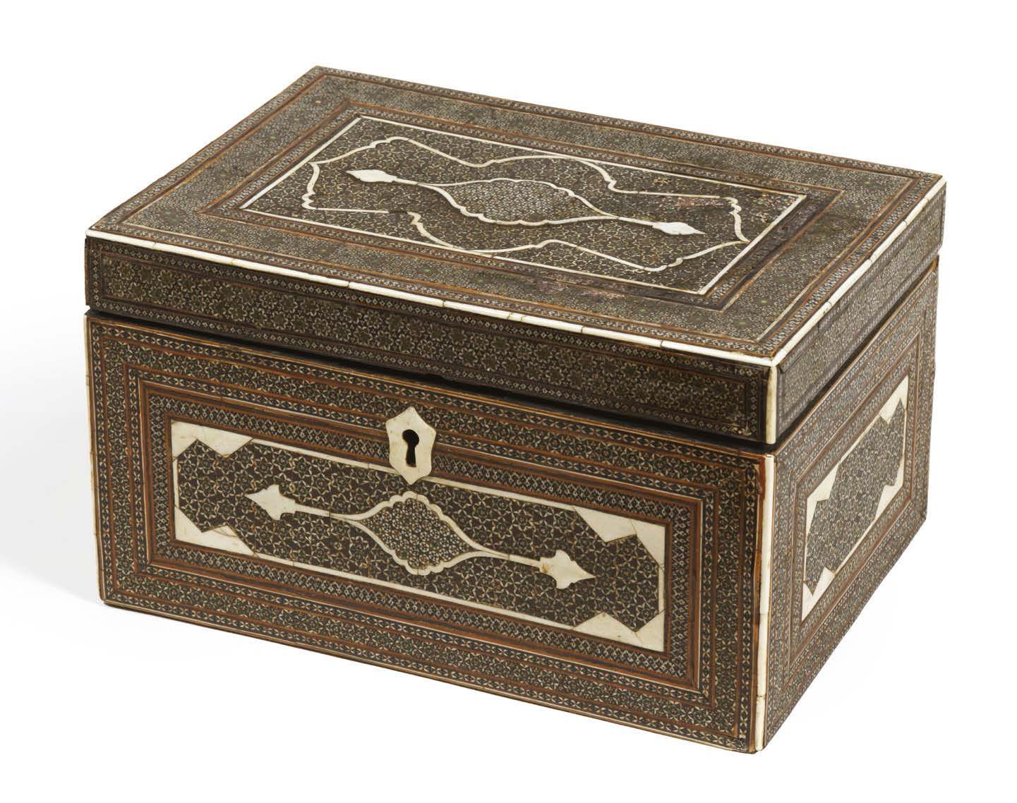Null 波斯的卡塔姆卡里盒。
伊朗，19世纪。
H_18 cm W_32 cm D_21.5 cm
波斯盒子上镶嵌着被称为khatam kari的微型马赛克，&hellip;