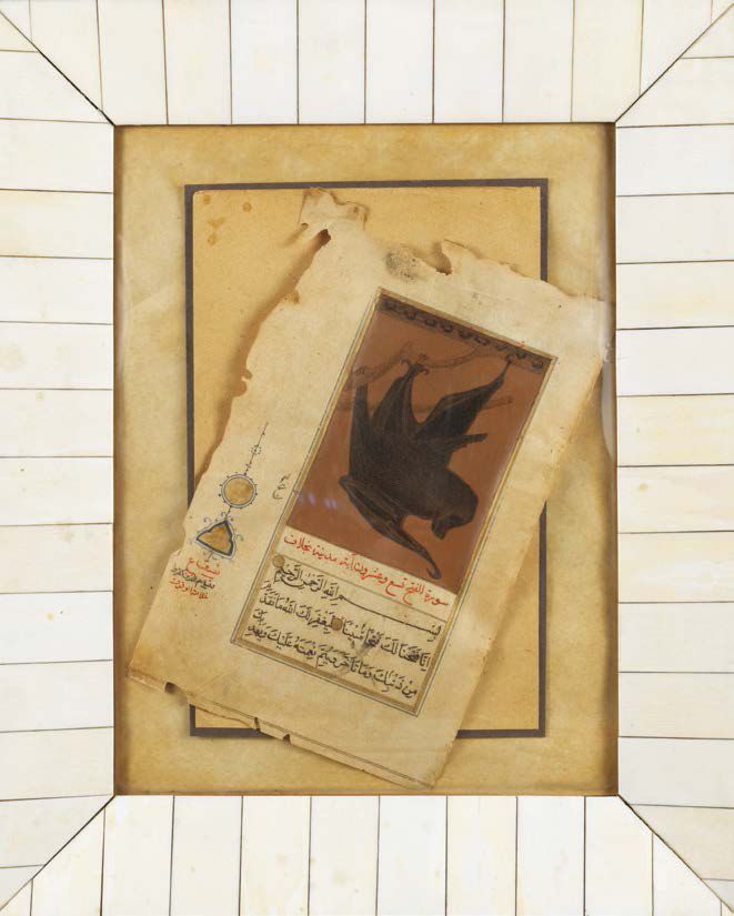 Null 两幅小型画，木质和象牙框架。旧纸、木头和象牙上的多色颜料。猎鹰和蝙蝠的微型画，在旧手稿页上重新绘制。
高_33厘米，宽_27厘米和高_20,5厘米，宽&hellip;