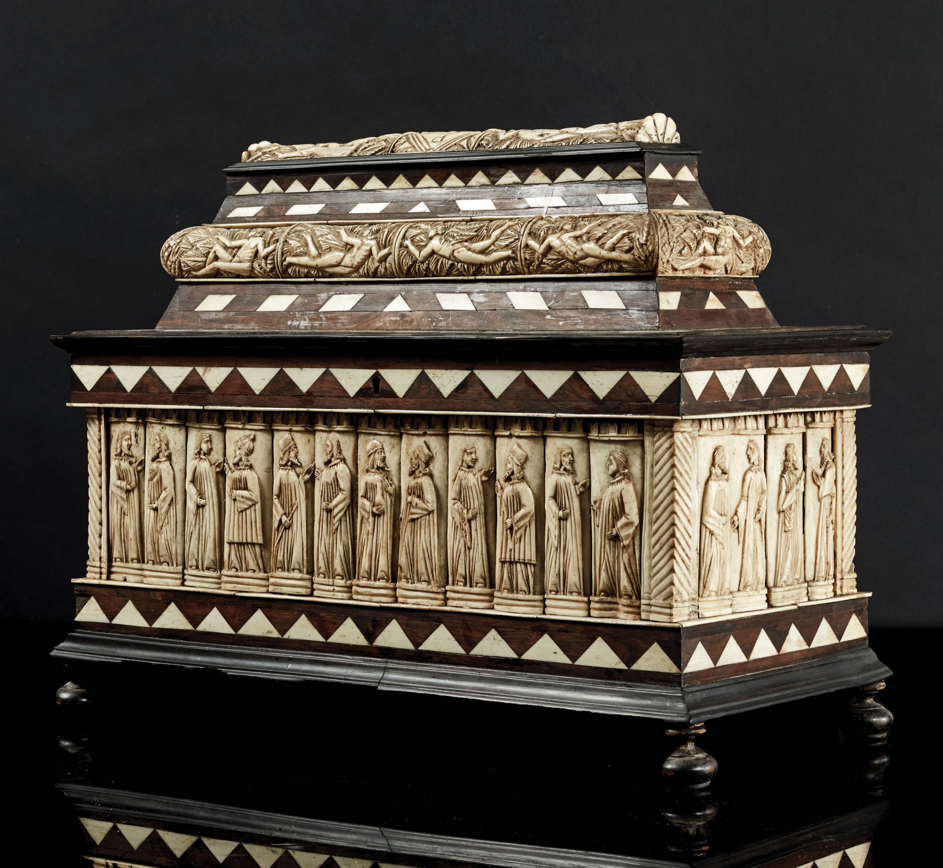Null Large rosewood and bone veneer box carved in low relief, ebony, rectangular&hellip;