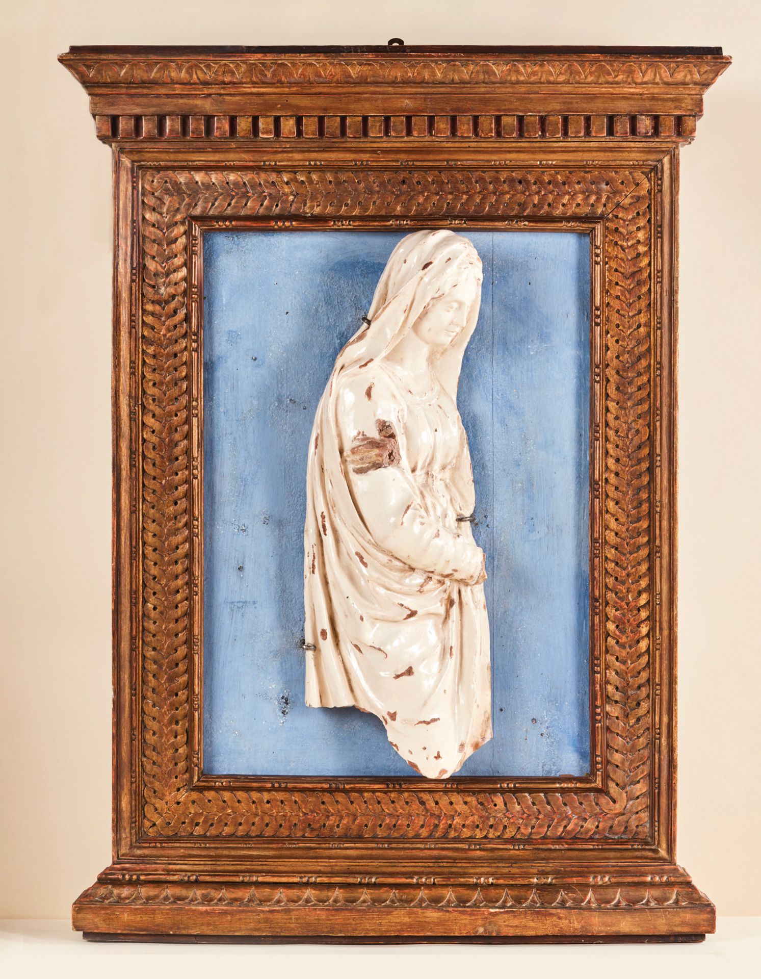 Null 白釉陶器中的圣母，高浮雕，探视的片段。
佛罗伦萨，归属于乔瓦尼-德拉-罗比亚（1469-1529）的工作室，约1525年
高度：66厘米-宽度：24.&hellip;