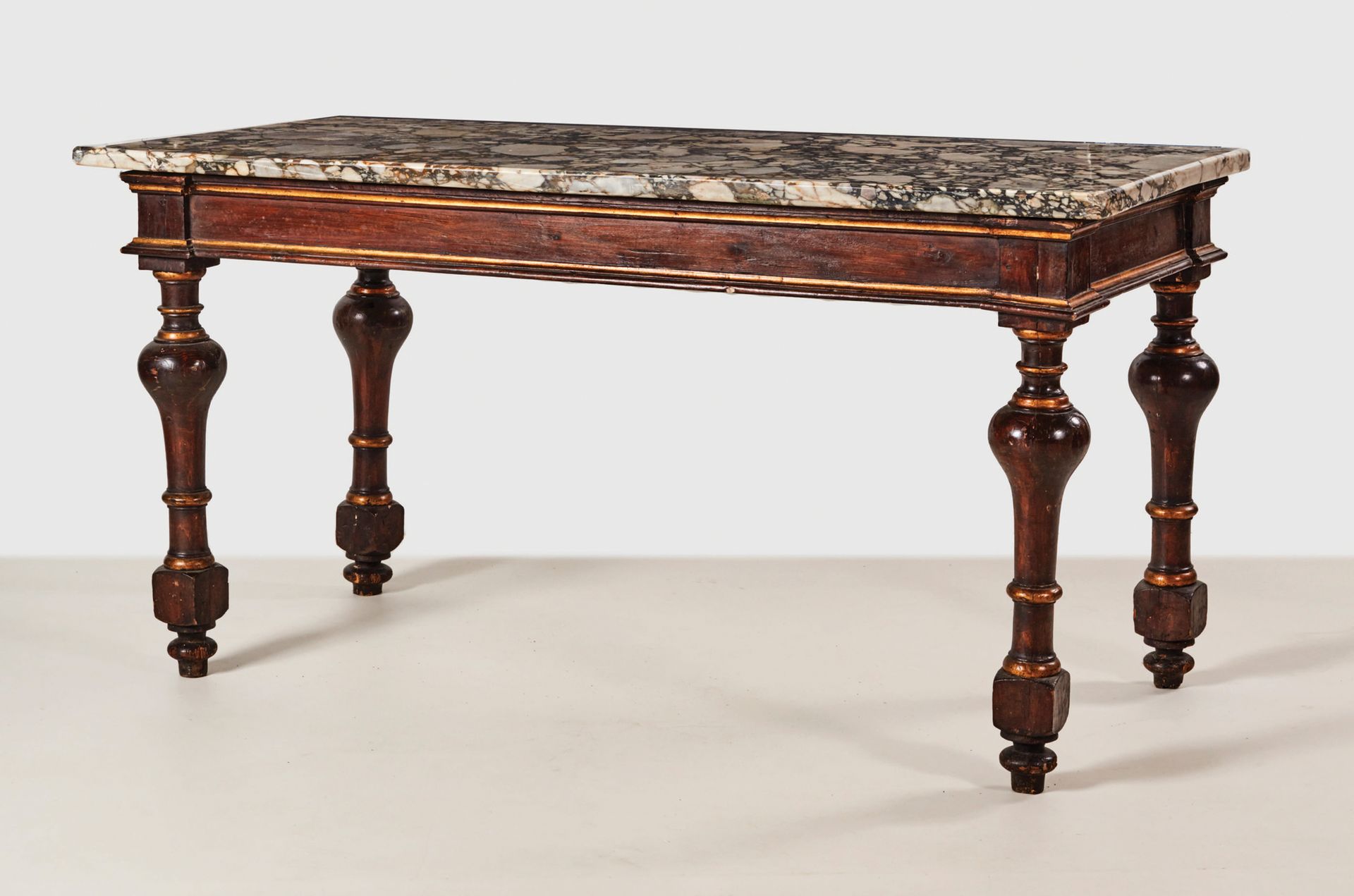 Null 罕见的一对带镀金亮点的铜化木桌，白色和黑色布雷西亚大理石桌面。在栏杆和环形中转动的腿，模制的腰带。
意大利北部，17世纪末/18世纪初
高度：86厘米&hellip;