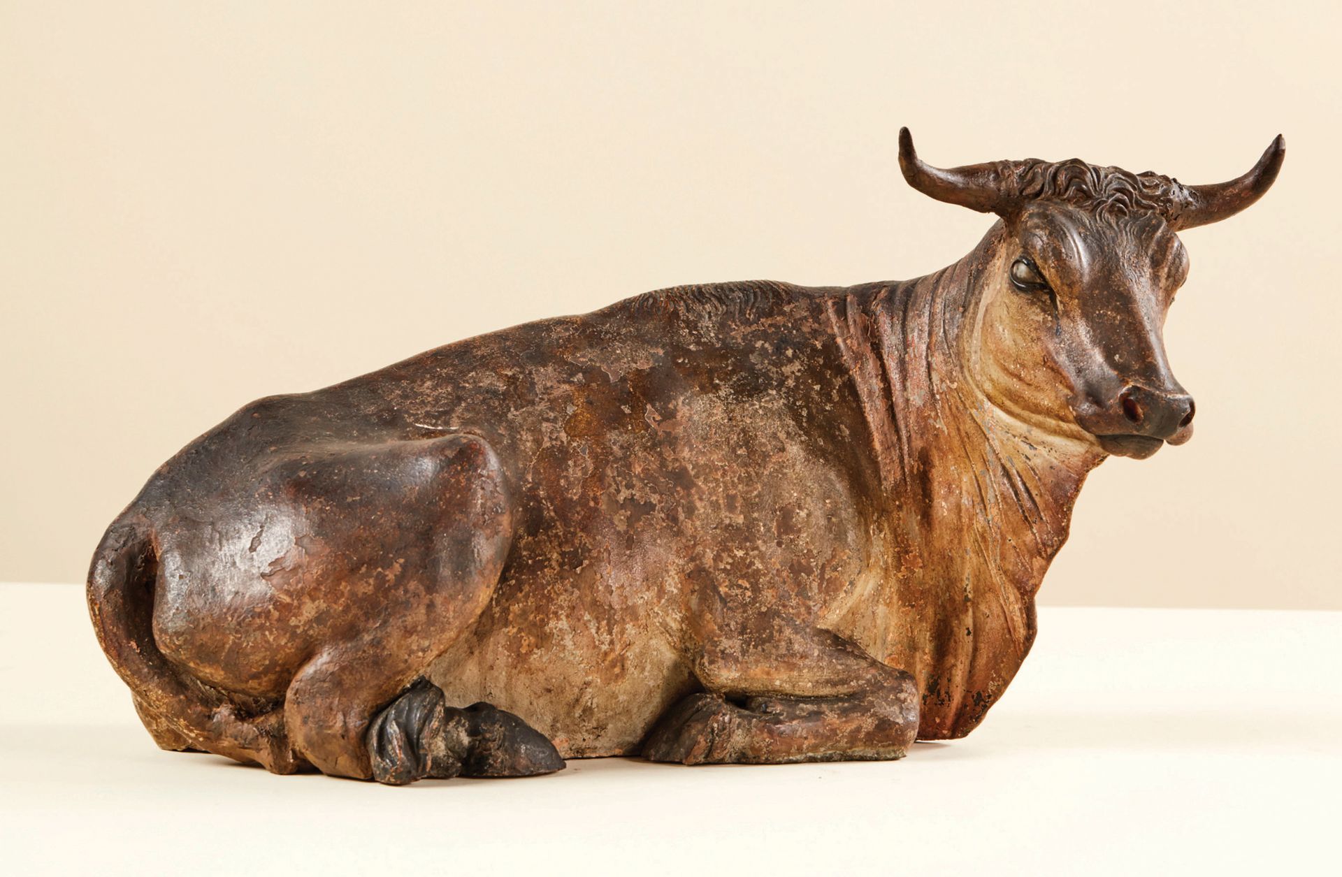 Null 多色陶制小牛，带玻璃眼睛。动物躺着，双腿弯曲，尾巴从腹部下方穿过，放在右后腿上。
意大利，那不勒斯，18世纪下半叶
高度：21厘米 - 长度：41厘米&hellip;