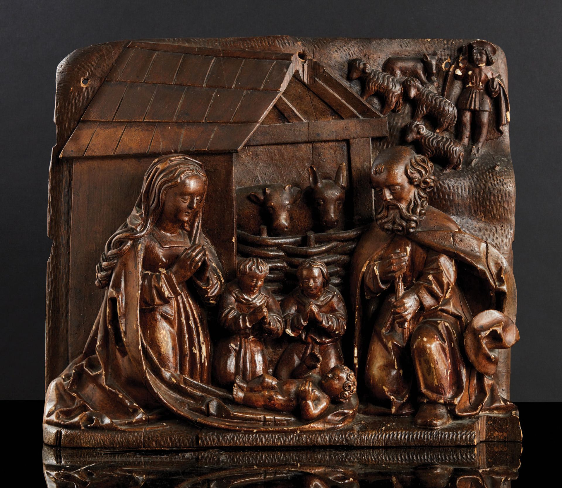 Null 石灰木板，高浮雕和单色雕刻，表现耶稣诞生。在下部的中央，孩子赤身裸体地躺在他母亲躺在地上的一块斗篷上；他的左边是双手紧握的玛丽，右边是
，手里拿着一根&hellip;