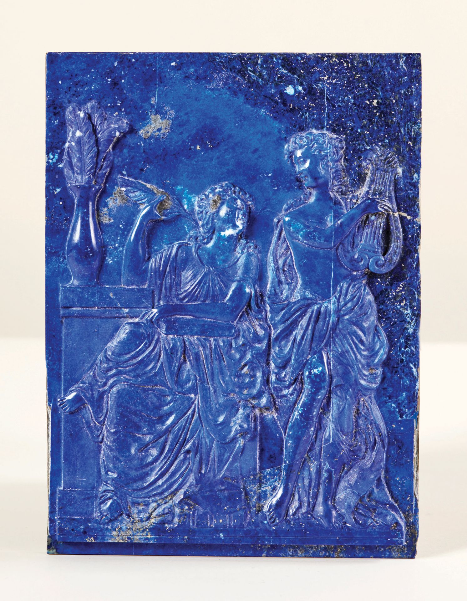 Null Rara y gran placa de lapislázuli tallada en bajorrelieve que representa a l&hellip;