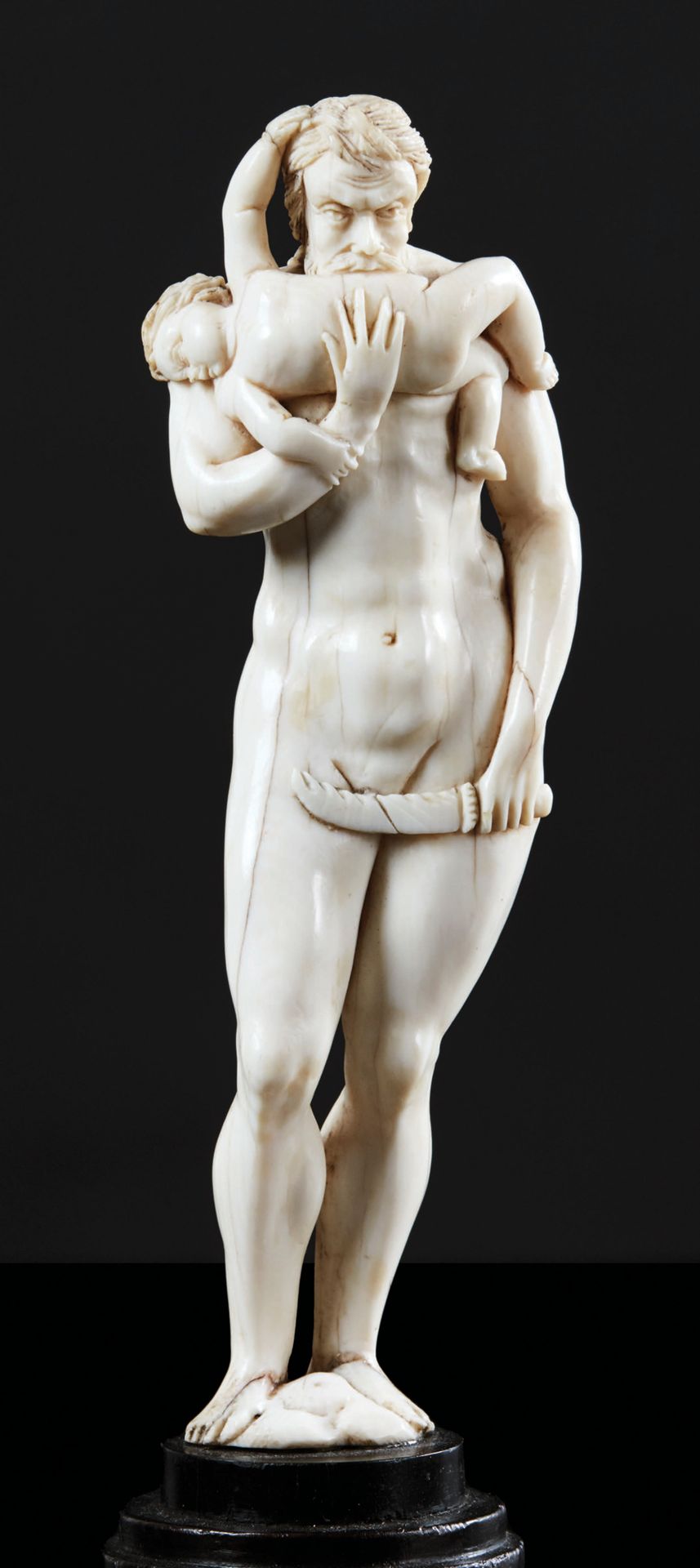 Null 圆形象牙雕刻的土星吞噬他的一个孩子。确定为希腊神话中的克洛诺斯，描绘的是站立的神，右手抱着一个裸体的孩子，另一只手拿着一把刀。
德国，17世纪
高度：&hellip;