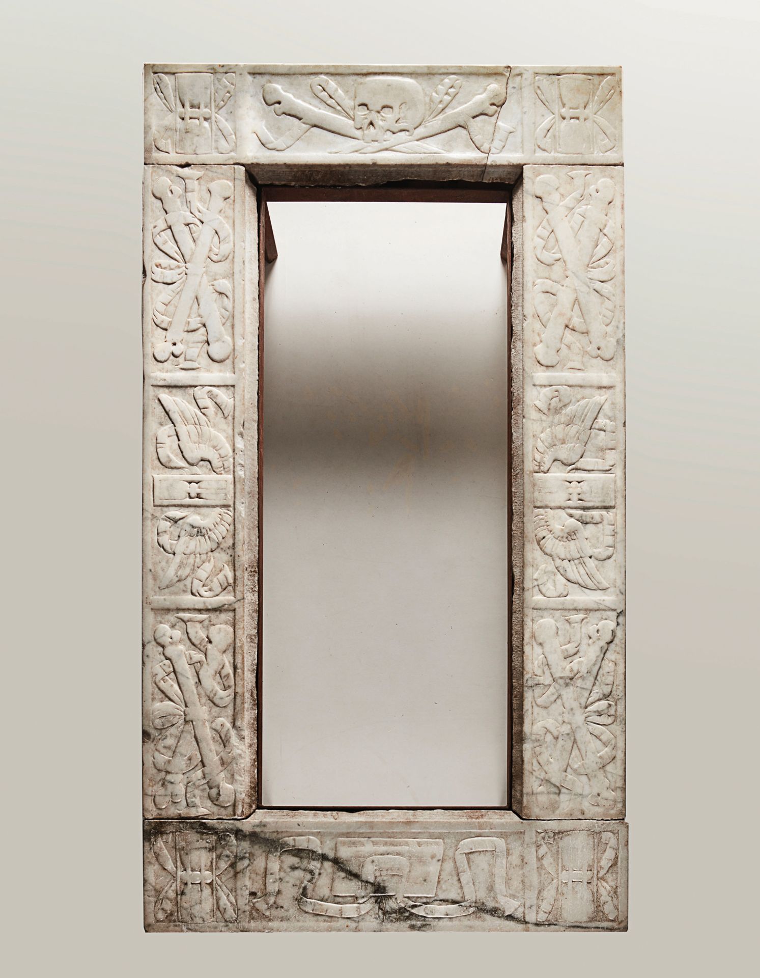 Null Grande cornice di monumento funebre in marmo scolpito in bassorilievo con t&hellip;