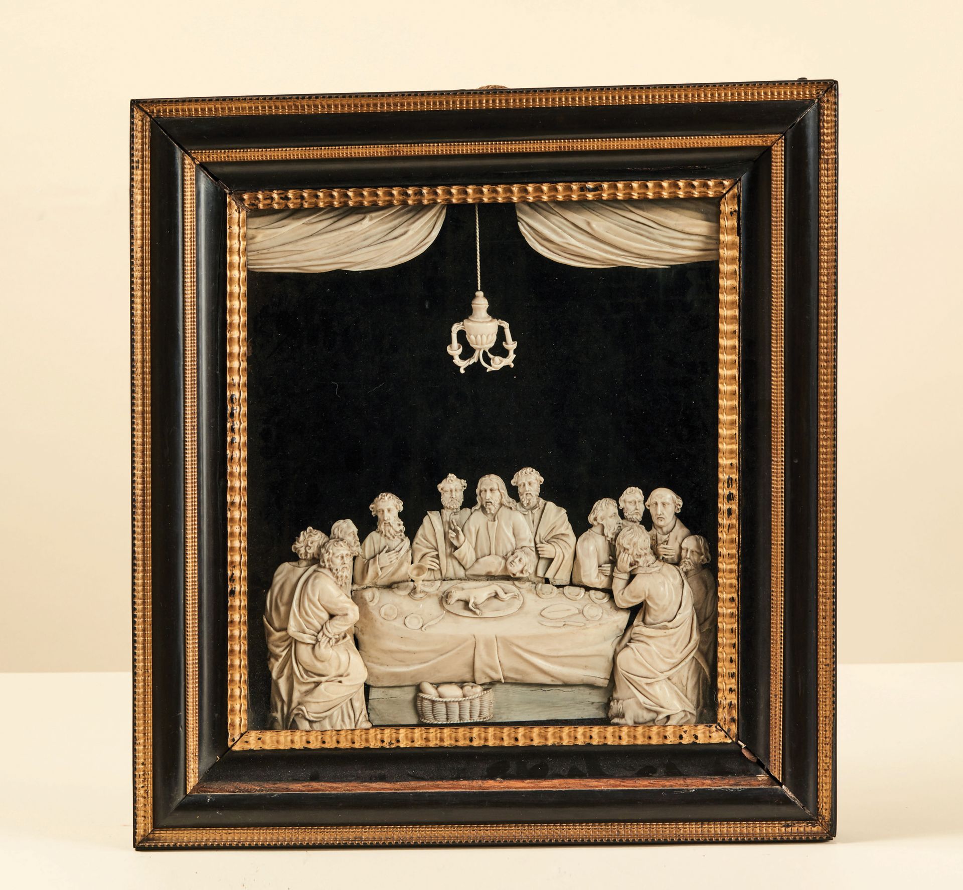 Null Bas-relief in carved ivory representing the Last Supper on a black velvet b&hellip;