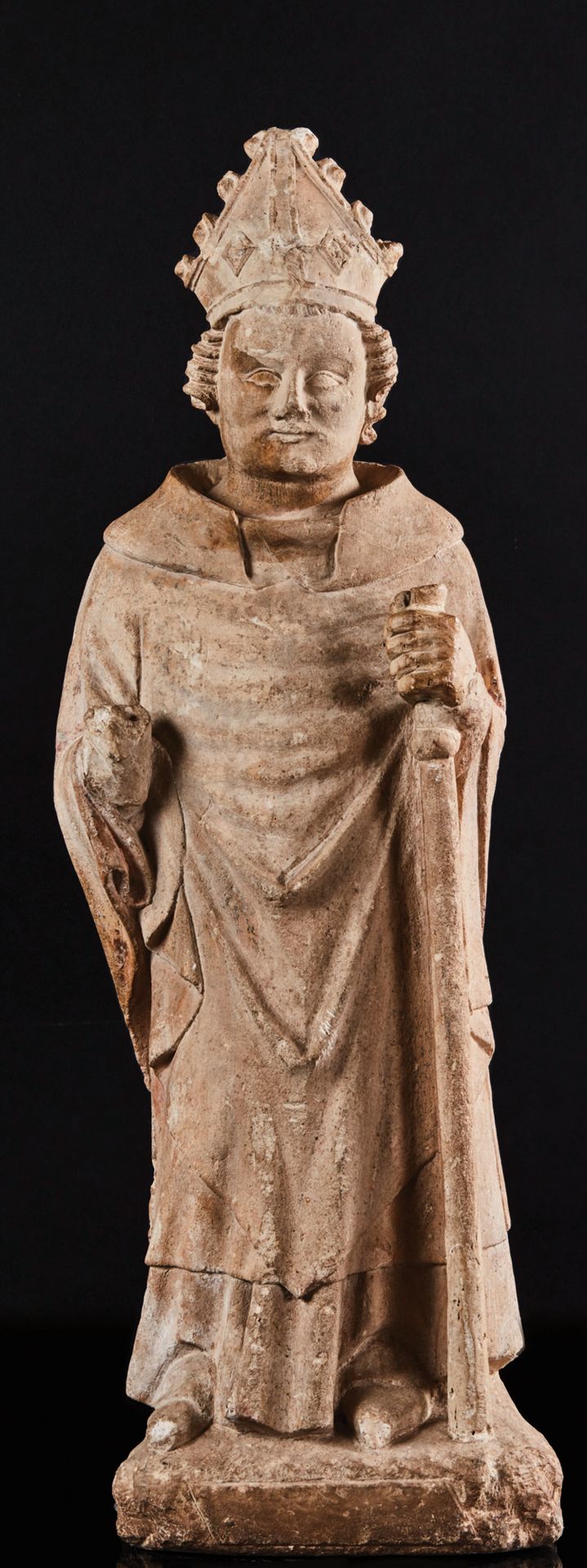 Null Heiliger Bischof aus Kalkstein, skulptiert in Rundhölzern.
Der Bischof träg&hellip;