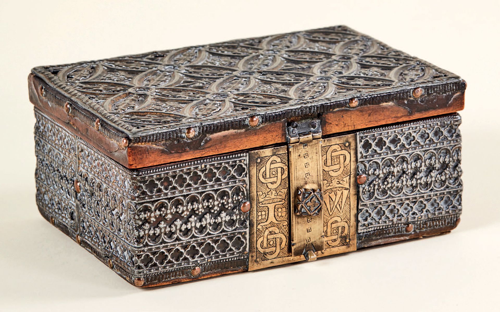 Null Small beechwood box covered with pewter plates formerly gilded and placed o&hellip;