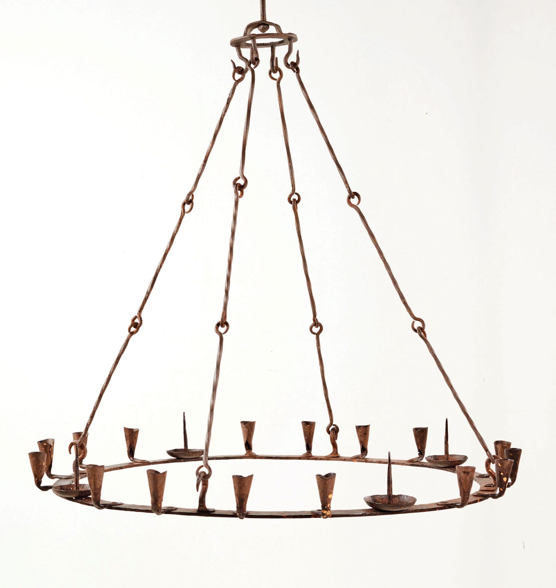 Null 锻铁皇冠吊灯，有四个带杯子的长矛和十六个仓；铰链连接到四个悬挂的钩子上。
西班牙，加泰罗尼亚，17世纪
直径：77厘米 - 带钩子的总高度：92厘米
&hellip;