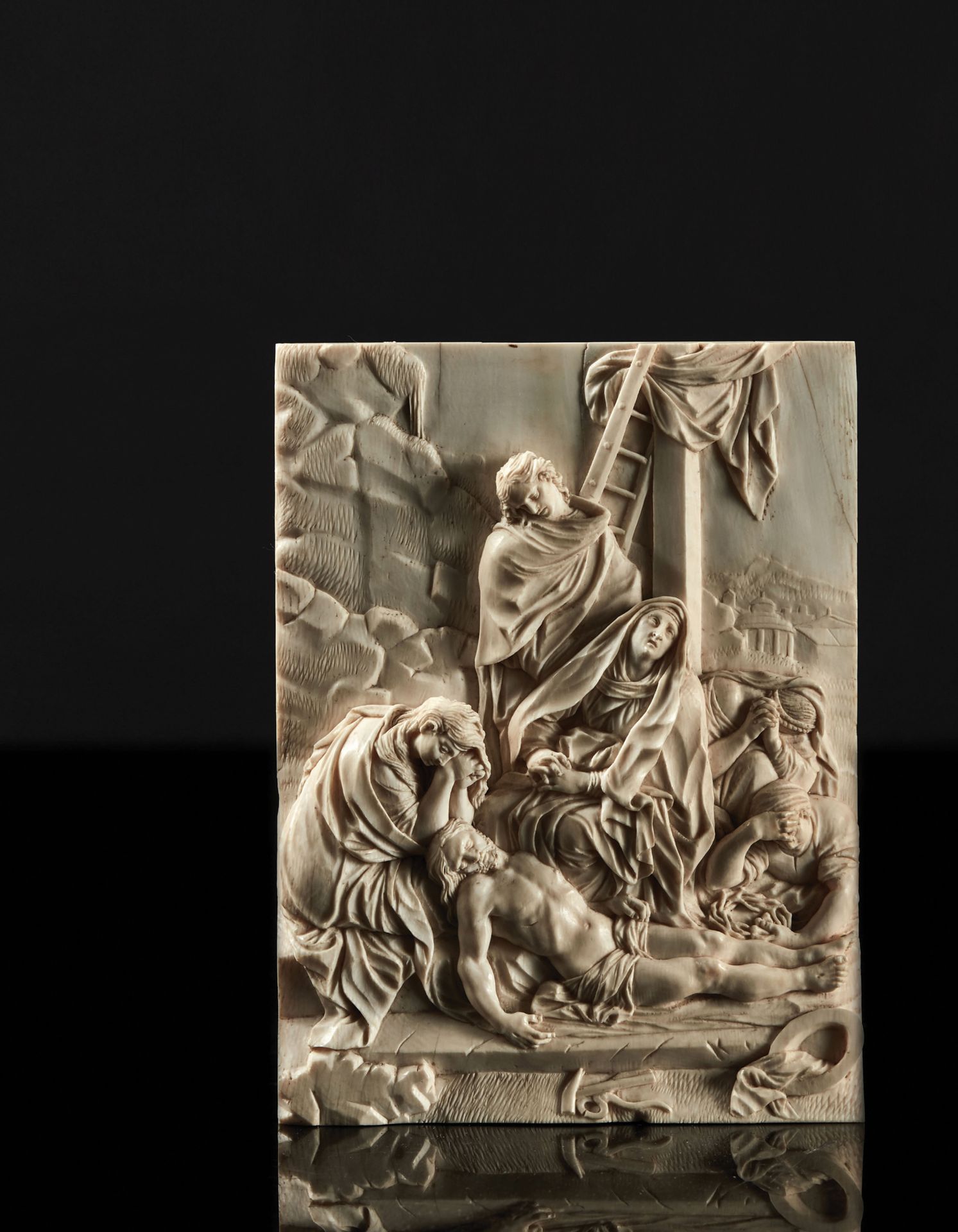 Null 高浮雕象牙牌，表现十字架脚下的哀歌，取自吉尔-
Rousselet（约1660-1678）在查尔斯-勒布伦之后的雕刻（图a）。在构图的中央，圣母坐着，&hellip;