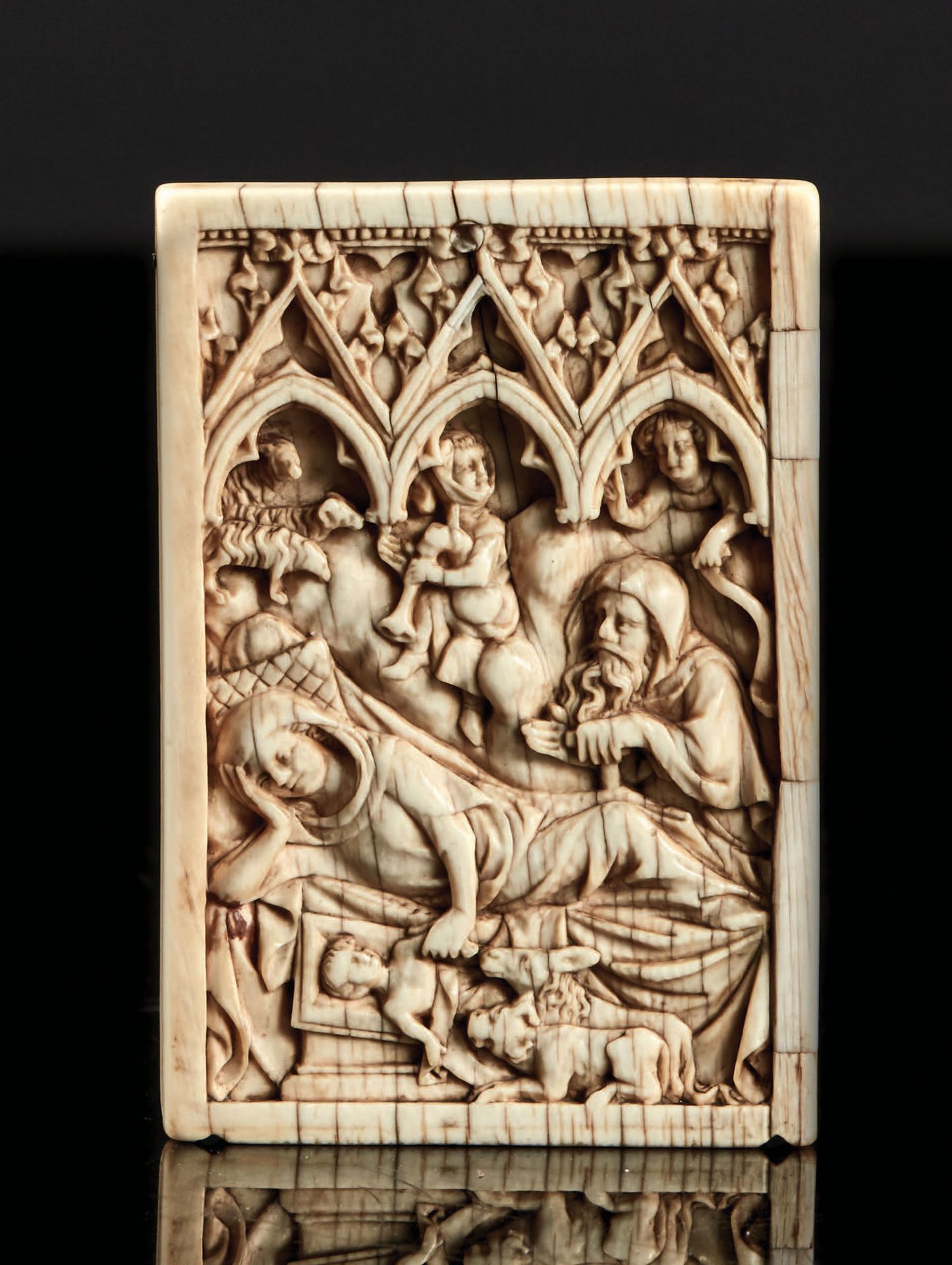 Null 一幅象牙二联画的左页，浮雕表现了耶稣诞生和牧羊人在一系列带有屋檐、钩子和芙蓉的三个拱门下，鼓膜和饰有三叶草图案的边框。马利亚躺着，把头靠在右手上，另一&hellip;