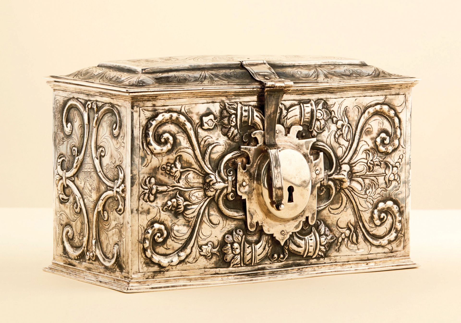 Null Silver box embossed and engraved. Decorated with horns of plenty, pea pods &hellip;