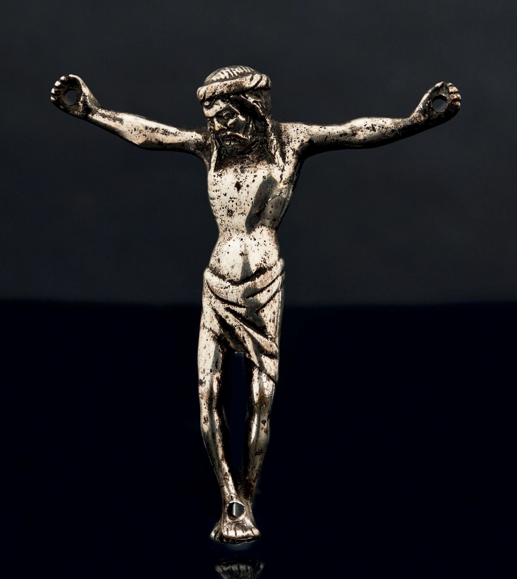 Null Cristo en bronce plateado, fundido en hueco.
Cabeza inclinada sobre el homb&hellip;